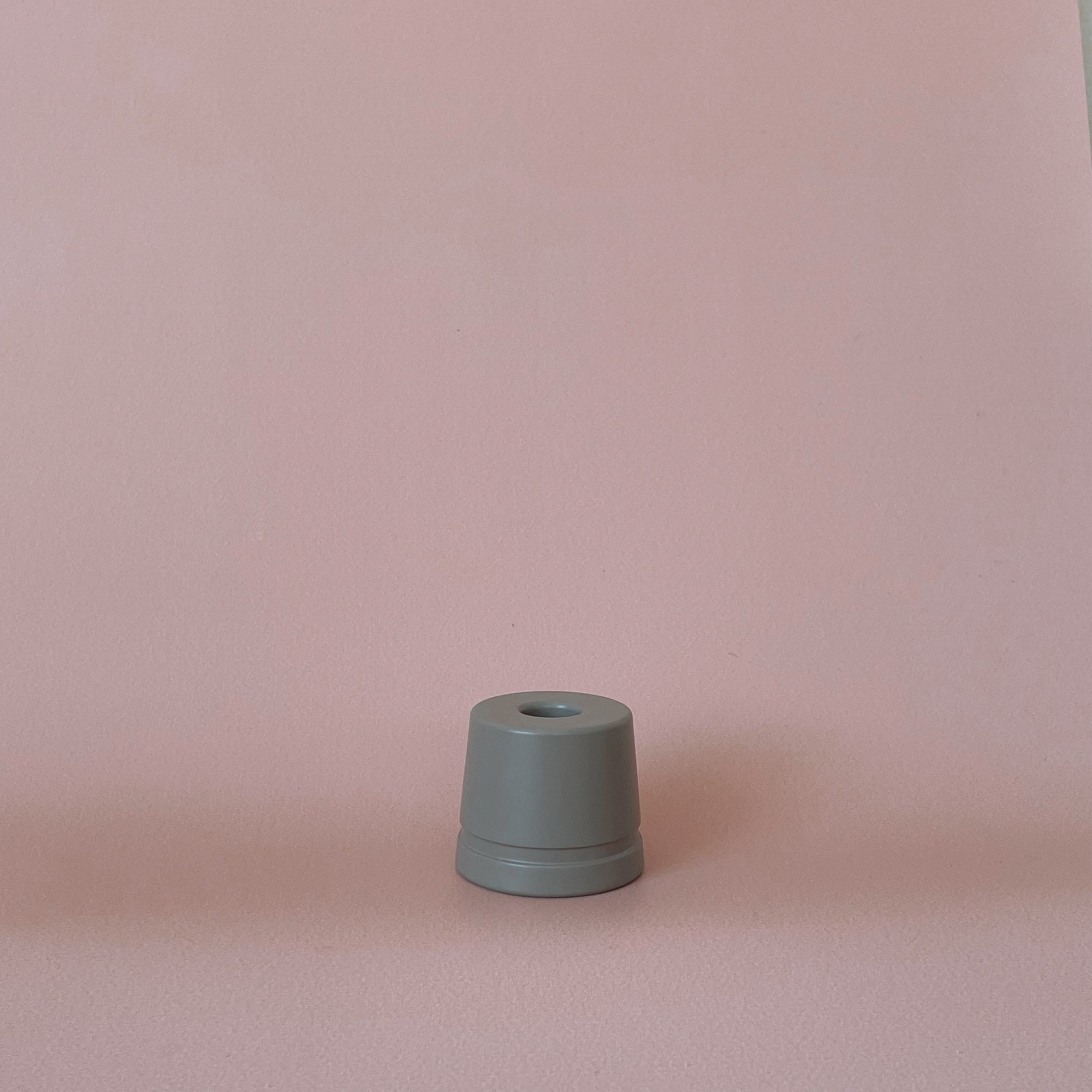 Grey Razor Stand